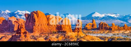 Vue sur l'arche de Turret en hiver, montagnes de la Sal, parc national d'Arches, Utah, États-Unis Banque D'Images