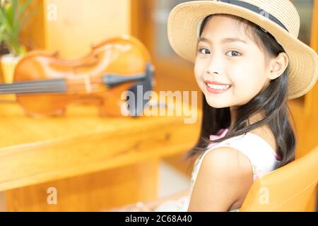 Portrait d'une adorable fille d'école élémentaire asiatique avec son violon Banque D'Images