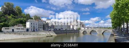 Ancien château vu des rives de Mayenne, Laval, région Bretagne, France Banque D'Images