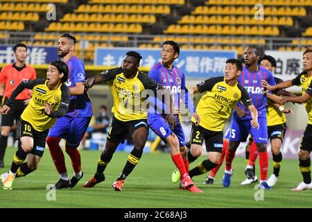 Ataru Esaka (10), Michael Olunga (14) et Jiro Kamata de Kashiwa Reysol et Diego Oliveira (9), Yojiro Takahagi (8) et Adailton (15) du FC Tokyo lors du match de la Ligue J1 de 2020 entre Kashiwa Reysol et FC Tokyo au stade Kashiwa, le 4 juillet 2020 à Kashiwa, au Japon. La ligue japonaise de football professionnel a repris derrière des portes fermées après l'épidémie de coronavirus. Crédit: AFLO/Alay Live News Banque D'Images