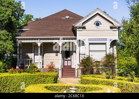 27 juin 2020 Saratoga / CA / USA - la maison Warner Hutton, propriété de la ville de Saratoga, a été construite dans le style architectural de la reine Anne et est lis Banque D'Images