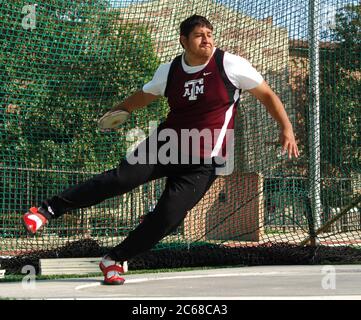 Los Angeles, États-Unis. 1er avril 2006. Javier Olivas, de Texas A&M, remporte le discus à 173-11 (53,00 m) dans le Cardinal & Gold Invitational au Cromwell Field à Los Angeles le samedi 1er avril 2006. Photo via crédit : Newscom/Alay Live News