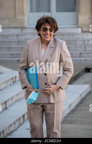 (200708) -- PARIS, le 8 juillet 2020 (Xinhua) -- le ministre français de la Culture, Roselyne Bachelot, arrive au Conseil des ministres du Palais présidentiel de l'Elysée à Paris, en France, le 7 juillet 2020. La présidence française a dévoilé lundi un gouvernement remanié de profils mixtes avec des visages anciens et nouveaux pour s'engager sur la nouvelle voie que le président Emmanuel Macron s'est engagé à reconstruire le pays au cours de ses deux dernières années au pouvoir. (Photo d'Aurélien Morissard/Xinhua) Banque D'Images