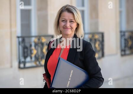 (200708) -- PARIS, le 8 juillet 2020 (Xinhua) -- la ministre française de l'Environnement, Barbara Pompili, arrive au Conseil des ministres de l'Elysée présidentielle de Paris, France, le 7 juillet 2020. La présidence française a dévoilé lundi un gouvernement remanié de profils mixtes avec des visages anciens et nouveaux pour s'engager sur la nouvelle voie que le président Emmanuel Macron s'est engagé à reconstruire le pays au cours de ses deux dernières années au pouvoir. (Photo d'Aurélien Morissard/Xinhua) Banque D'Images