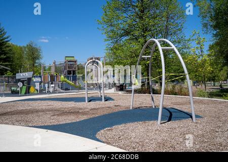 Plymouth, Minnesota - 20 mai 2020 : l'équipement du terrain de jeu est fermé et clôturé au parc régional de Clifton French en raison d'une pandémie de coronavirus COVID-19 Banque D'Images