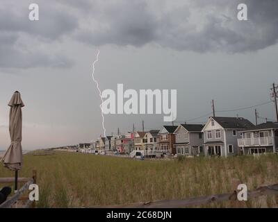 La foudre frappe le long de la rive du New Jersey pendant la tempête estivale Banque D'Images