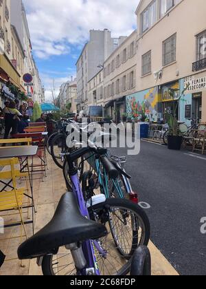 Paris, France. 05e juillet 2020. Vue depuis la terrasse du restaurant « le petit Camboddge » sur les vélos et la rue Bichat dans le 10ème arrondissement. Depuis la pandémie de Corona, tout Paris est comme un café en plein air, avec des terrasses XXL. (À dpa sortir à Corona Times: Tout Paris est une terrasse) Credit: Julia Naue/dpa/Alamy Live News Banque D'Images