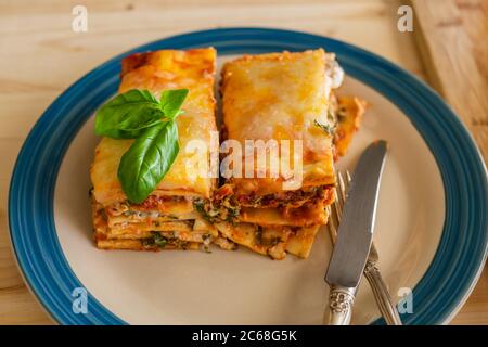 Lasagnes aux épinards. Lasagnes aux épinards maison avec fromage superposé entre les feuilles de pâtes, vue de dessus Banque D'Images