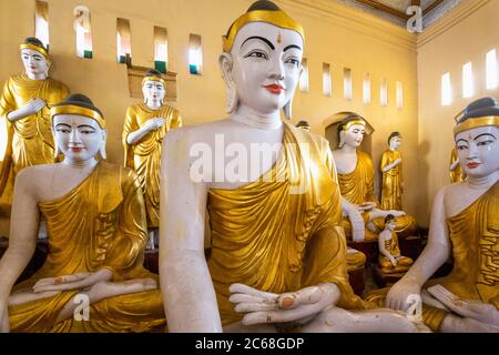 Statues de Bouddha dans la Pagode Shwedagon, Yangon, MyanmarSerene Banque D'Images