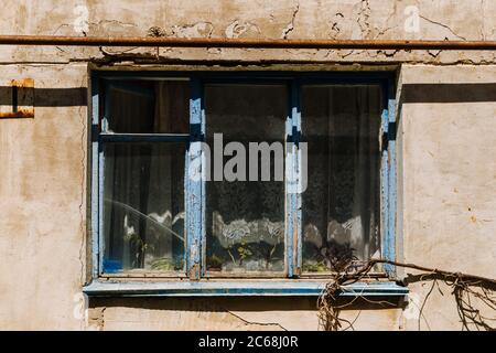 Ancienne fenêtre en bois. Cadre texturé avec peinture bleue. Problèmes de logement. Banque D'Images