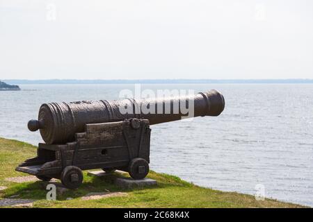 cannon pointant vers la mer depuis les remparts Banque D'Images