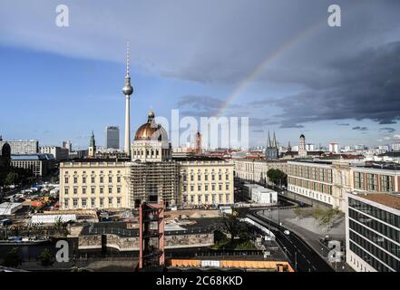 Berlin, Allemagne. 06e juillet 2020. Un arc-en-ciel est visible derrière la tour de télévision et le palais de Berlin. Credit: Britta Pedersen/dpa-Zentralbild/ZB/dpa/Alay Live News Banque D'Images