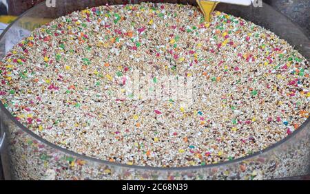 Nourriture pour oiseaux mélangée dans une boîte ouverte ronde. Marché des animaux. Gros plan. Banque D'Images