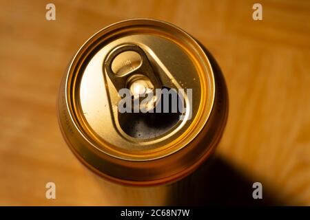 Boîte ouverte de bière ou d'eau de soude avec dessus en aluminium doré. Vue rapprochée avec espace de copie Banque D'Images