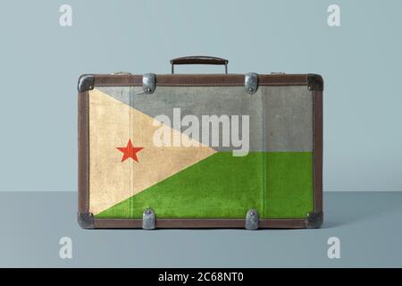 Drapeau de Djibouti sur une ancienne valise en cuir vintage avec concept national. Bagage brun rétro avec texte d'espace de copie. Banque D'Images