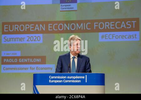 (200708) -- BEIJING, 8 juillet 2020 (Xinhua) -- Paolo Gentiloni, Commissaire européen à l'économie, assiste à une conférence de presse sur les prévisions économiques de l'été 2020 au siège de la Commission européenne à Bruxelles, Belgique, le 7 juillet 2020. L'économie européenne sera confrontée à une « récession plus grave » que prévu auparavant en raison des mesures de confinement prolongées contre le COVID-19, a déclaré la Commission européenne dans ses prévisions économiques de l'été 2020 mardi. (Union européenne/document via Xinhua) Banque D'Images