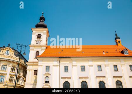 Église catholique romaine de la Sainte Trinité à Piata Mare large Square à Sibiu, Roumanie Banque D'Images