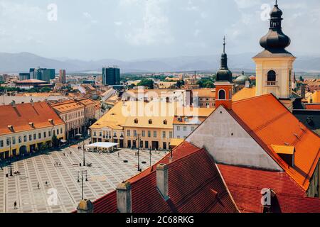 Piata Mare Grand carré à partir de la tour du Conseil à Sibiu, Roumanie Banque D'Images