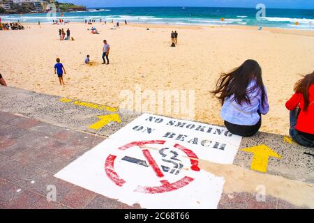 Interdiction de fumer sur le panneau de la plage à Bondi Beach, la plage la plus célèbre de Sydney, Nouvelle-Galles du Sud, Australie. Banque D'Images