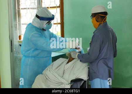 Un homme est soumis à un test de dépistage du coronavirus COVID-19 à l'Université médicale de Bangabandhu Sheikh Mujib à la suite de l'épidémie de coronavirus à Dhaka, Banglad Banque D'Images