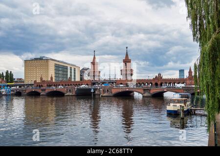 Oberbaumbrucke traversant la Spree, le plus long pont de Berlin en Allemagne Banque D'Images