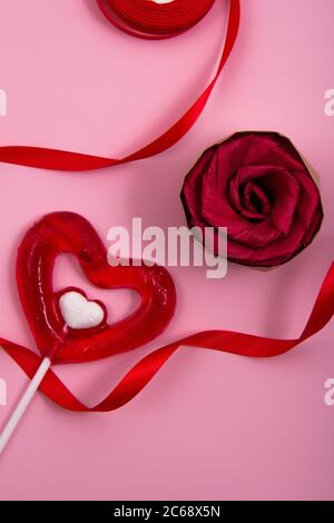 Arrangement de coeurs de couleur avec fond rose. Quelques coeurs colorés pour la Saint-Valentin. Banque D'Images