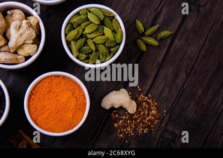 Différents types d'épices dans les petits plats avec différentes couleurs ensemble de la vue de dessus. Banque D'Images