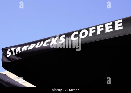 Bordeaux , Aquitaine / France - 07 06 2020 : logo Starbucks coffehouse et texte de marque de la société américaine de café Banque D'Images