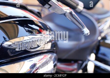 Bordeaux , Aquitaine / France - 07 06 2020 : logo du signe de détail de la moto triomphe sur réservoir à carburant sur moto Banque D'Images