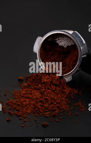 Grains de café et poudre de café dans le récipient et à l'extérieur ensemble. Banque D'Images