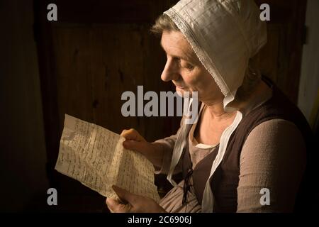 Portrait d'une femme mature lire dans un vieux style Renaissance ou maître Banque D'Images