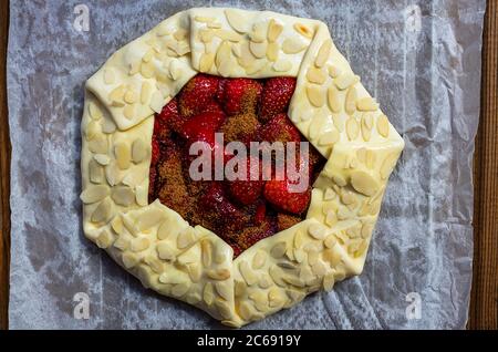 Préparation pour cuire la galette de fraise. Banque D'Images