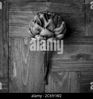 Globe séché tête de fleur d'artichaut sur fond de bois Banque D'Images
