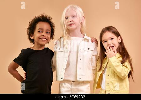 divers souriants enfants positifs posant à la caméra, heureux multiracial africain garçon et albino, les filles caucasiennes heureux ensemble, proche frie internationale Banque D'Images