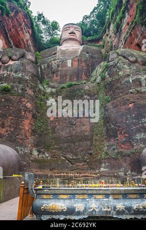 Leshan, Chine - juillet 2019 : bougies commémoratives allumées au fond du Bouddha géant de Leshan, une statue en pierre de 71 mètres de haut construite entre 713 et 803 duri Banque D'Images