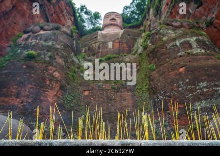 Leshan, Chine - juillet 2019 : bougies commémoratives allumées au fond du Bouddha géant de Leshan, une statue en pierre de 71 mètres de haut construite entre 713 et 803 duri Banque D'Images