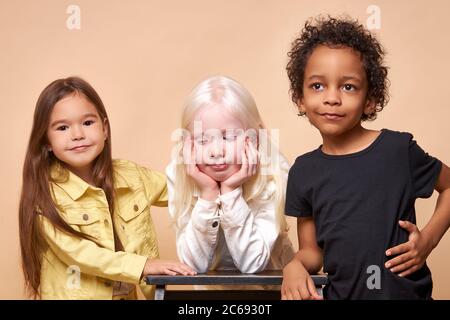 portrait de divers beaux enfants. albino, les enfants africains et américains ensemble. la diversité d'apparence n'est pas un obstacle pour l'amitié de la enfantine Banque D'Images
