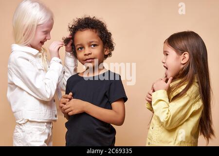 portrait de beaux enfants avec l'apparence naturelle inhabituelle. fille avec le syndrome d'albinisme est des amis avec le garçon afro et la fille américaine. les enfants maintiennent Banque D'Images