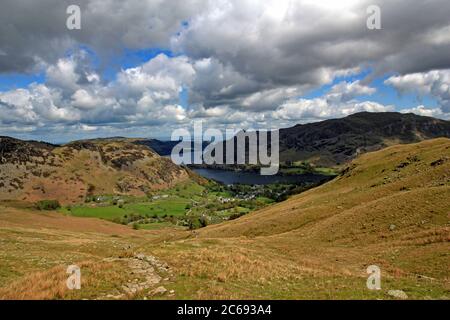 Vue dégagée du jour du printemps sur la campagne pastorale, les coquillages et les terres agricoles entourant Glenridding et Ullswater dans le Lake District, en Angleterre Banque D'Images