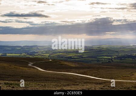 Cumbrian Landscape, Eden Valley, et les collines éloignées Lake District prises de Hartside Top près d'Alston dans les Pennines avec des rayons du soleil couchant br Banque D'Images