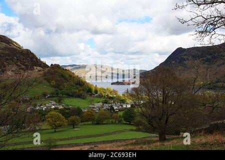 Vue dégagée du jour du printemps sur la campagne pastorale, les coquillages et les terres agricoles entourant Glenridding et Ullswater dans le Lake District, en Angleterre Banque D'Images