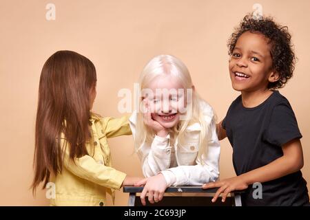 portrait des enfants heureux heureux et joyeux et positifs qui s'amusent. les enfants magnifiques sont amis les uns aux autres malgré leur apparence diversifiée Banque D'Images