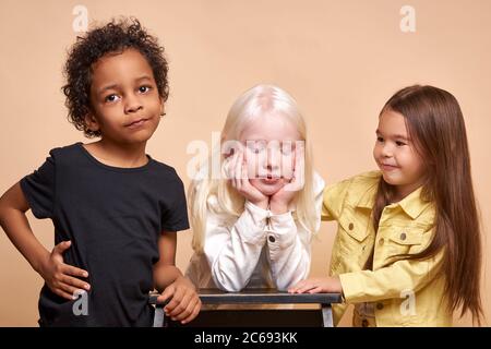 portrait de beaux enfants avec l'apparence naturelle inhabituelle. fille avec le syndrome d'albinisme est des amis avec le garçon africain noir et fille américaine. enfants Banque D'Images