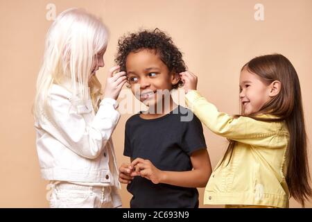 portrait des enfants heureux heureux et joyeux et positifs qui s'amusent. les enfants magnifiques sont amis les uns aux autres malgré leur apparence diversifiée Banque D'Images