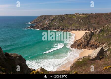 Porthcurno Beach et Minack point, Penwith Peninsula, West Cornwall, Royaume-Uni Banque D'Images