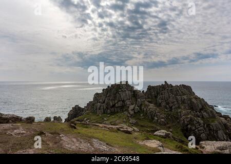 Treryn Dinas et Logan Rock, Penwith Peninsula, West Cornwall, Royaume-Uni Banque D'Images