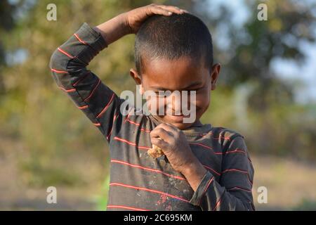 TIKAMGARH, MADHYA PRADESH, INDE - 24 MARS 2020 : portrait d'un garçon indien non identifié dans son village. Banque D'Images