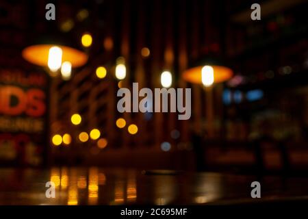 Arrière-plan flou dans un café moderne, bokeh de lumières. Banque D'Images