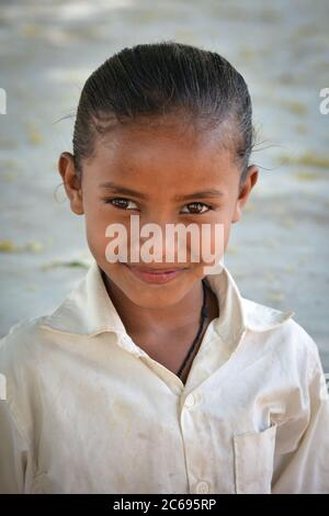 TIKAMGARH, MADHYA PRADESH, INDE - 03 MAI 2020 : portrait d'une jeune fille indienne d'un village. Banque D'Images