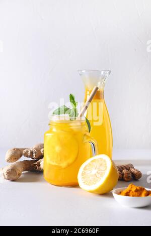 Boisson indonésienne à base de plantes Jamu avec curcuma, gingembre, citron. Banque D'Images